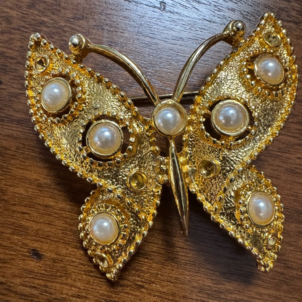 Vintage Elegant Gold Butterfly Brooch with Pearls